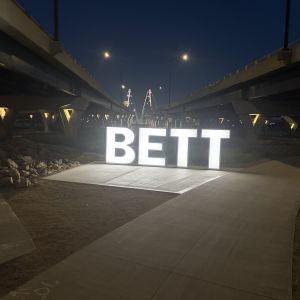 Bett sign at night