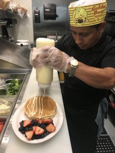 Koki menyajikan Pancake Berry Bliss di Stacks